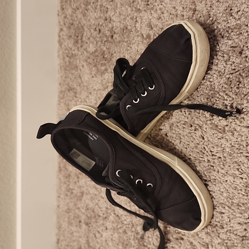 Toms black sneakers y2